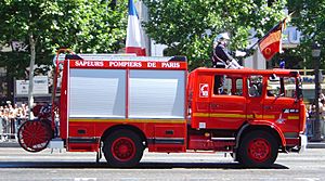 Archivo:French fire engine parading DSC00870