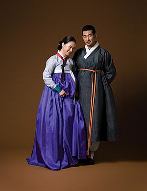 Archivo:Hanbok (female and male)