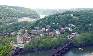 Archivo:Harper's Ferry seen from Maryland side of Potomac River