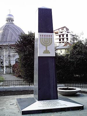 Archivo:Iași Pogrom Monument 1