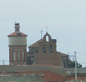Archivo:Iglesia y depósito de Aldeanueva del Codonal
