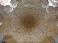 Archivo:Inner Dome of Abdul Samad Isfahani Shrine