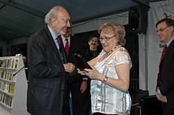 Archivo:Isabel-Clara Simó rep el premi Trajectòria