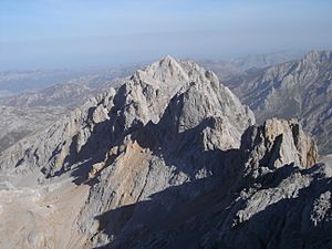 Archivo:La piramidal Peña Castil (2.444 m), en el Macizo Central