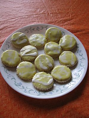 Archivo:Lemon shortbread cookies with lemon royal icing