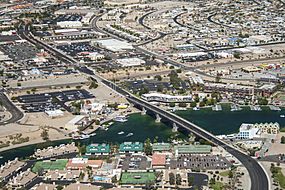 Archivo:London Bridge, Lake Havasu City - 2011 (Aerial Photo)