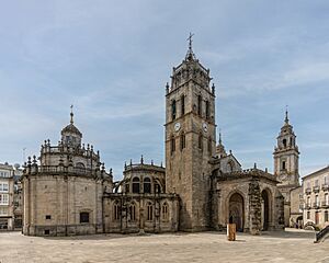 Archivo:Lugo Cathedral 2023 - Apse and Tower