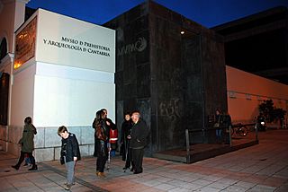 MUPAC - Museo de Prehistoria y Arqueología de Cantabria 01.JPG