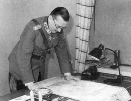 Archivo:Mannerheim studying a map