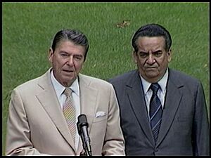 Archivo:Meeting with President Cordova of Honduras in Rose Garden