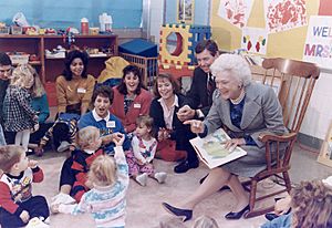 Archivo:Mrs. Bush and Missouri Governor John Ashcroft attend a Parents as Teachers parent-child group at the... - NARA - 186437