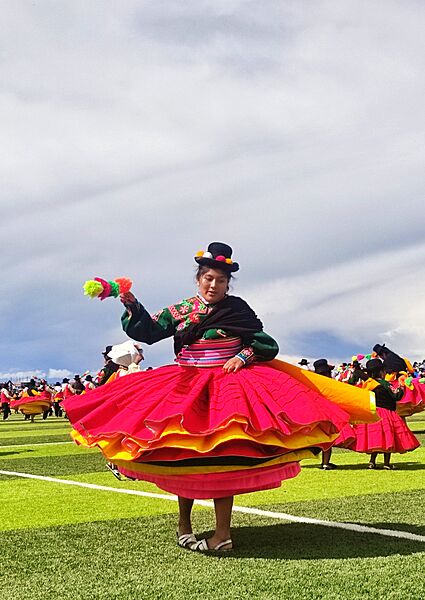 Mujer danzando Chacareros