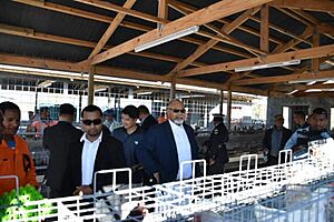 Archivo:Nauru Pres & MinJus tour the hen house