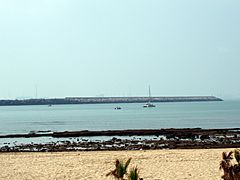 Playa de la Puntilla con el espigón de fondo en bajamar (El Puerto de Santa María, Cádiz)