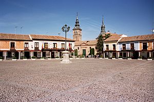 Archivo:Plaza de Segovia con Ayuntamiento e iglesia en Navalcarnero