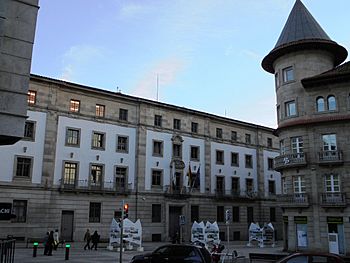 Archivo:Pontevedra Capital Audiencia Provincial y Palacio de Justicia