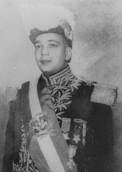 Presidente Héctor Trujillo con la banda presidencial.jpg