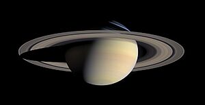 Archivo:Saturn from Cassini Orbiter (2004-10-06)
