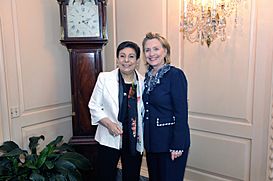 Archivo:Secretary Clinton Poses for a Photo With PLO Executive Committee Member Hanan Ashrawi (4775227177)
