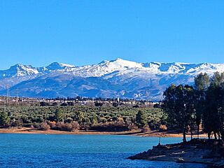 Sierra Nevada desde el embalse del Cubillas, en Atarfe (Granada).jpg