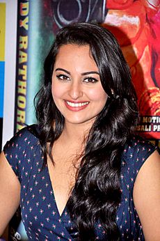 Archivo:Sonakshi Sinha at the DVD launch of 'Rowdy Rathore'