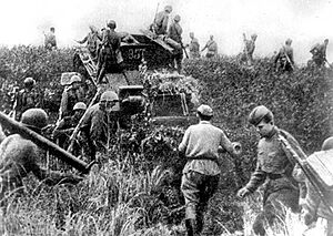 Archivo:Soviet infantry crosses the border of Manchuria. August 9, 1945