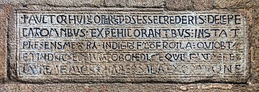 Texto sobre a entrada da capela de San Miguel. Celanova