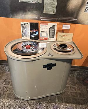 Archivo:Tolon Washing Machine, 1950s