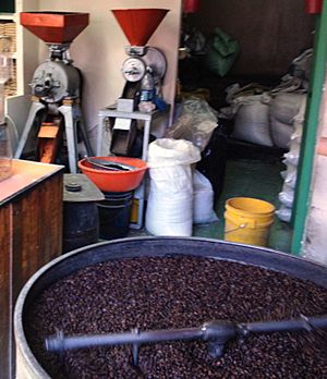Archivo:Tostadora de cafe en Mercado Central