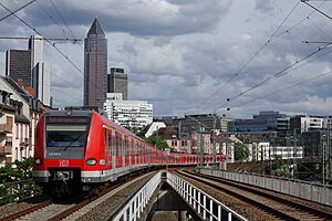 Archivo:Westbahnhof Hochbahnsteig