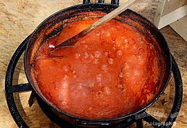A fuego lento con el tomate previamente pelado y triturado para así hacer una buena conserva de tomate frito y abstenerse a comprarlo en ninguna tienda - panoramio.jpg