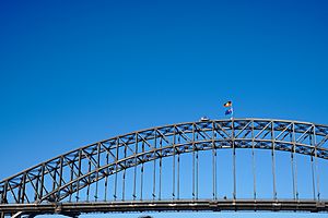Archivo:Aboriginal and National flags on the Sydney Harbour Bridge