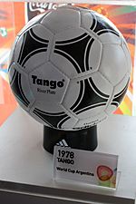 Archivo:Adidas Tango