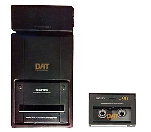Archivo:Aiwa DAT recorder and Sony DAT tape (edited)