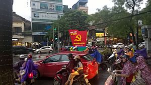 Archivo:Bach Mai Communist propaganda in 2015 05
