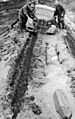 Bundesarchiv Bild 101I-140-1220-17A, Russland-Mitte, PKW im Schlamm