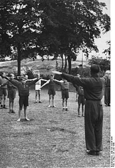 Archivo:Bundesarchiv Bild 183-19204-1047, Berlin, Haus der Kinder, Gymnastikunterricht