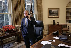 Archivo:Bush Oval Office phone call