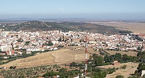 Archivo:Cáceres visto desde la montaña (cropped)