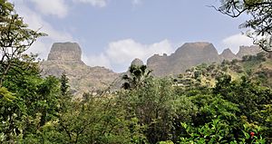 Archivo:Cape Verde Santiago Nat Bot Garden mountains