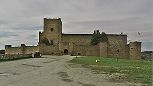 Archivo:Castillo de Pedraza (Segovia)
