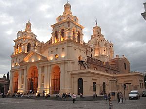 Archivo:Catedral de Córdoba a la tarde