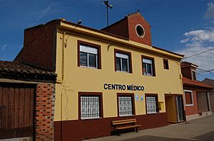 Archivo:Centro médico Olmillos de Valverde