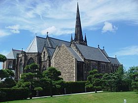 Archivo:Church of Saint Francis Xavier, Liverpool from the Angel Field Renaissance Garden - DSC00571