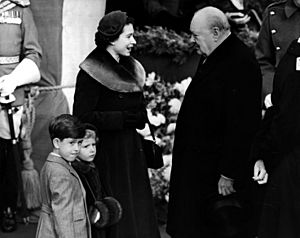 Archivo:Churchill queen Elizabeth 1953