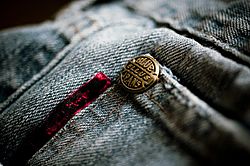 Archivo:Closeup of copper rivet on jeans