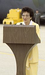 Archivo:Cory Aquino during a ceremony honoring US Air Force