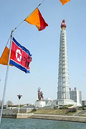 Archivo:Dprk pyongyang chuche monument 05