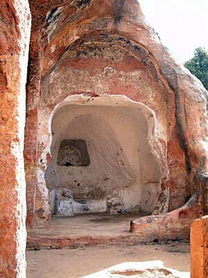 Archivo:Entrada al Eremitorio de Argés, Valle de Manzanedo, Burgos 02