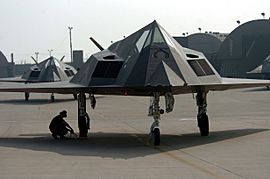 Archivo:F-117 Nighthawk fighter during an end of runway check